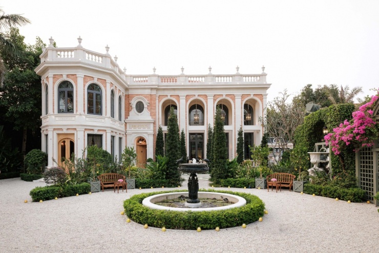 Trò chuyện với Ngôi Sao, doanh nhân Huy Yves cho biết công trình này có diện tích 2.000 m2, được thi công trong một năm. Đây là ngôi nhà thứ tư Thái Công thiết kế cho mình từ khi về Việt Nam cuối 2012, cũng là công trình lớn nhất về quy mô và mức độ đầu tư tiền bạc, chất xám.