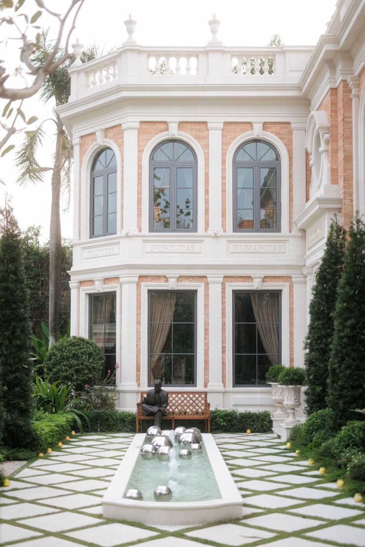 "Tôi thiết kế ngôi nhà này giống như cách bản thân sống và làm nghề: tinh tế, kỷ luật, sâu sắc", Thái Công nói. Tỷ lệ kiến trúc và từng món đồ nội thất đều được lựa chọn theo tiêu chuẩn khắt khe mà anh áp dụng cho giới thượng lưu nhiều năm qua.