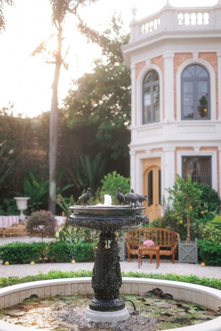 Theo nhà thiết kế nội thất 54 tuổi, không có chi tiết nào chỉ để trang trí. Mọi thứ anh sử dụng đều có lý do, chứa đựng giá trị văn hóa và bền vững theo thời gian.