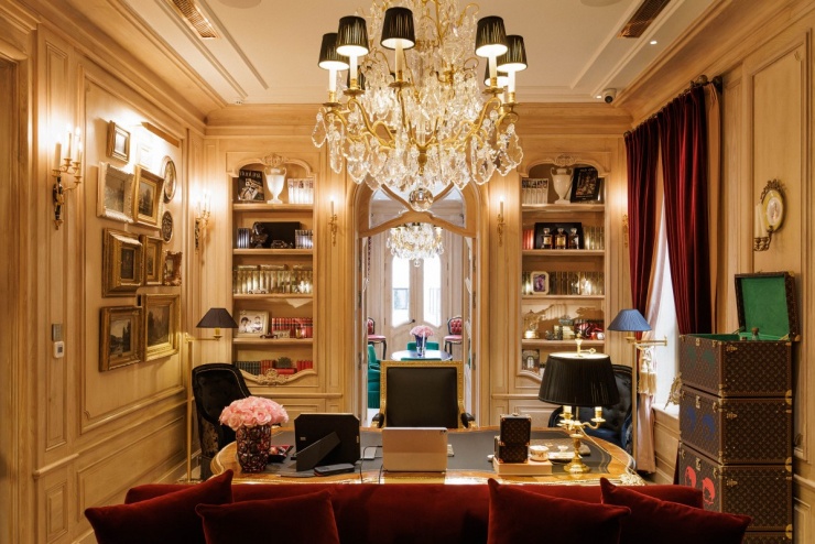 Nhiều góc trong ngôi nhà được Thái Công trang trí bằng những chiếc rương Louis Vuitton đúng sở thích.