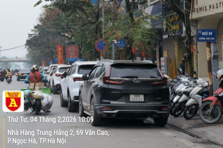 Biển cấm đỗ xe hầu như không có giá trị gì. Những vi phạm này cần phải xử lý nghiêm bằng hình thức phạt nguội, hoặc quyết liệt phải cẩu xe vi phạm để tránh tái diễn.