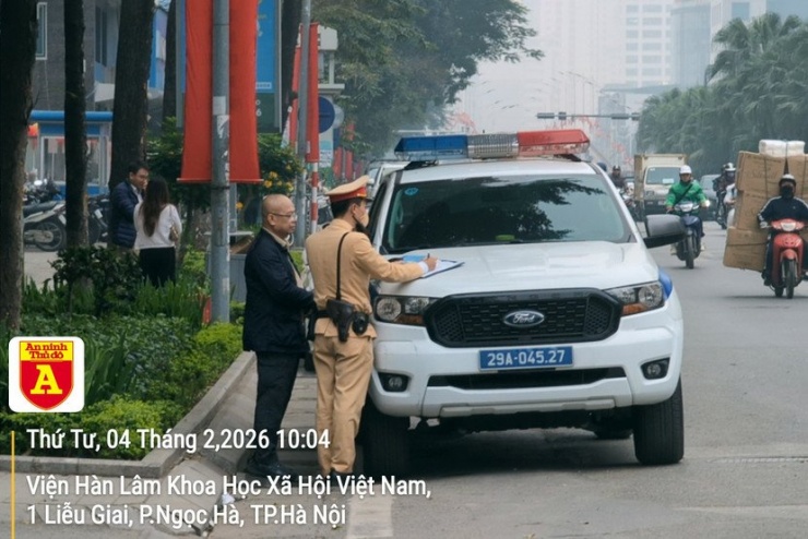 Lực lượng CSGT xử lý các trường hợp vi phạm trong sáng 4-2