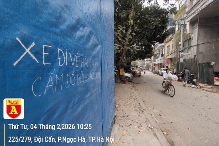Một hộ dân phải viết cảnh báo để xe ô tô không đỗ trước cửa nhà...