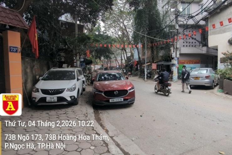 Ở ngõ này, người ta để xe ô tô mọi nơi, mọi kiểu