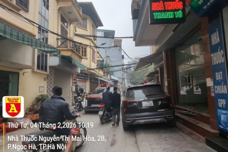 Không chỉ đỗ sai phép ở ngoài đường, các ngõ lớn cũng bị chiếm dụng làm nơi đỗ xe ô tô