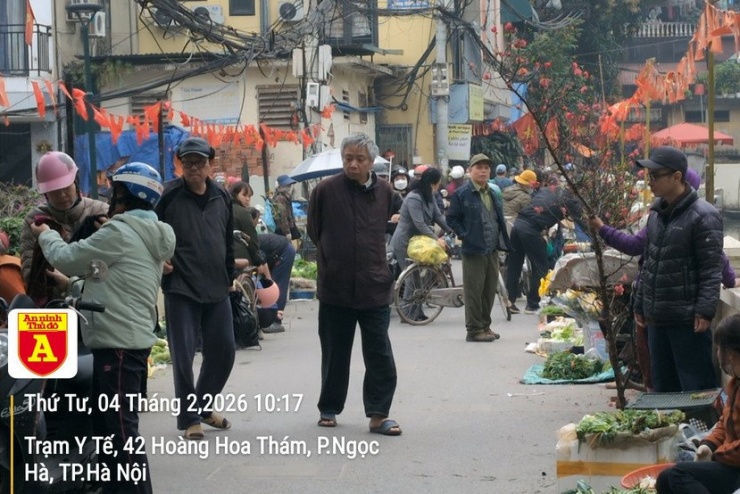 Trong ngõ 55 Hoàng Hoa Thám, hơn 10h sáng, chợ cóc vẫn bủa vây hết lối đi