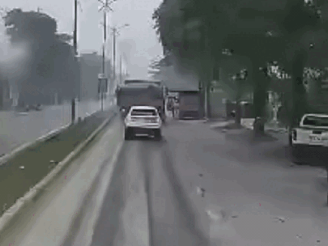 Tai nạn giữa 2 xe tải khiến một chiến sĩ CSGT và 1 người dân tử vong ở Thái Nguyên