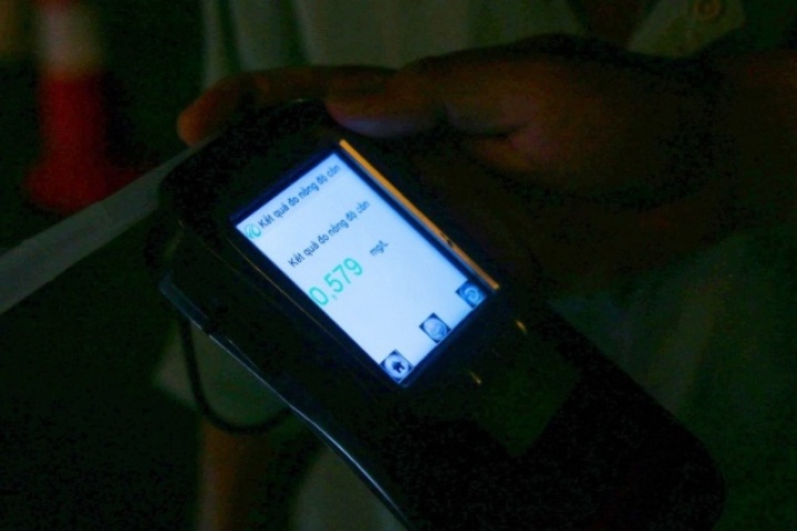 Uống 5 chén rượu, bao lâu thì hết cồn?