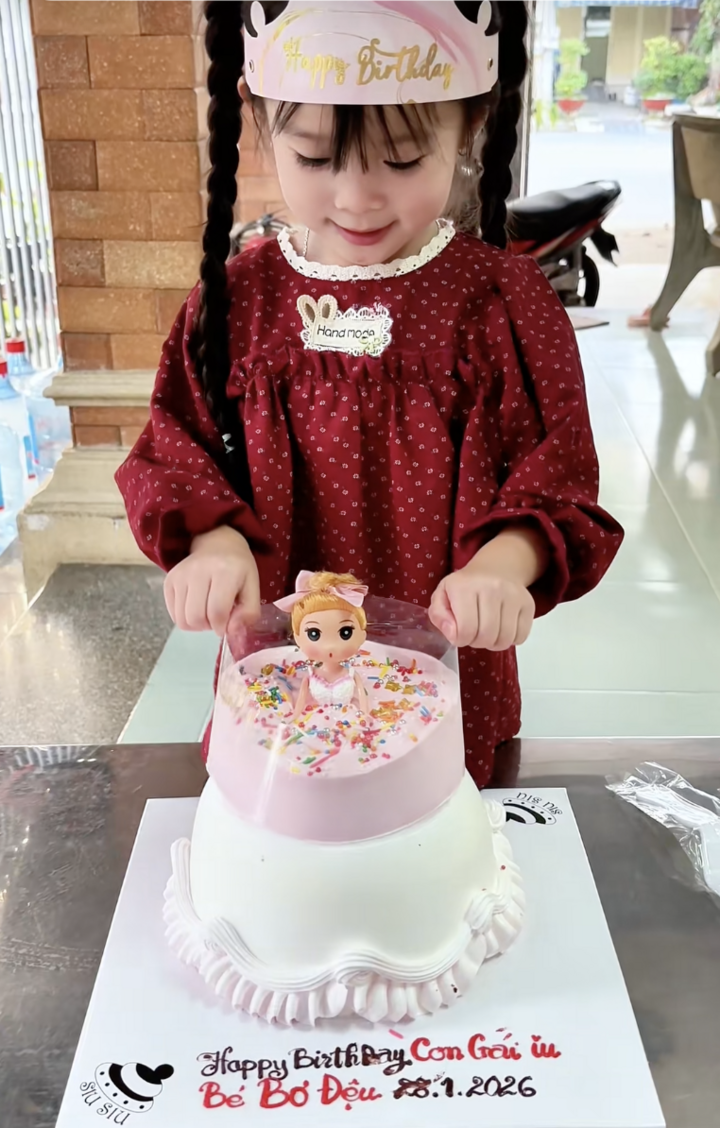 Bánh kem chảy váy công chúa với thiết kế ấn tượng.