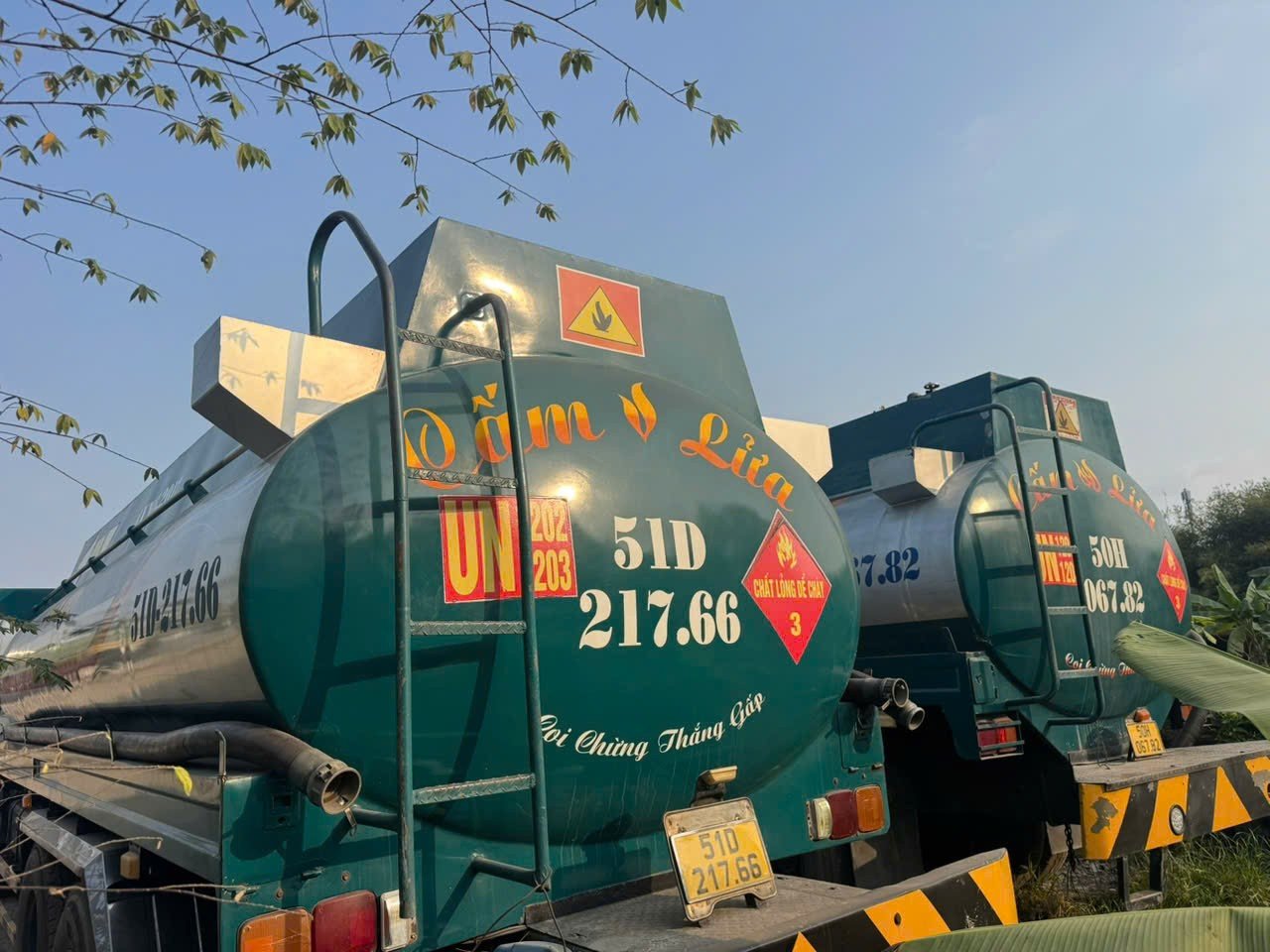 Mở rộng điều tra, cơ quan công an xác định Nguyễn Văn Yên là đối tượng giữ vai trò tổ chức việc pha trộn, sản xuất xăng giả (công xưởng 2) tại bãi tập kết xe bồn số 818 Nguyễn Duy Trinh, phường Long Trường, TPHCM.