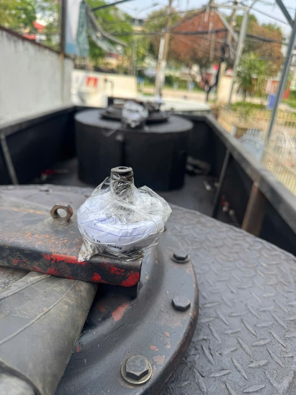 Kết quả giám định của Trung tâm Kỹ thuật Tiêu chuẩn Đo lường Chất lượng 3 cho thấy toàn bộ số xăng bị thu giữ không đạt Quy chuẩn kỹ thuật quốc gia QCVN 01:2022/BKHCN, không phải là xăng RON A95 theo quy định. Van xe bồn được niêm phong phục vụ điều tra.