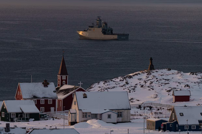 Tàu HDMS Knud Rasmussen của Hải quân Hoàng gia Đan Mạch tuần tra gần thủ phủ Nuuk ở Greenland ngày 15-1. Ảnh: AP