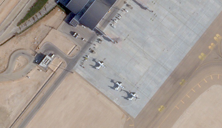 Ba máy bay Osprey tại sân bay Duqm ở Oman ngày 30/1/2026. (Ảnh: Planet Labs/NYT)