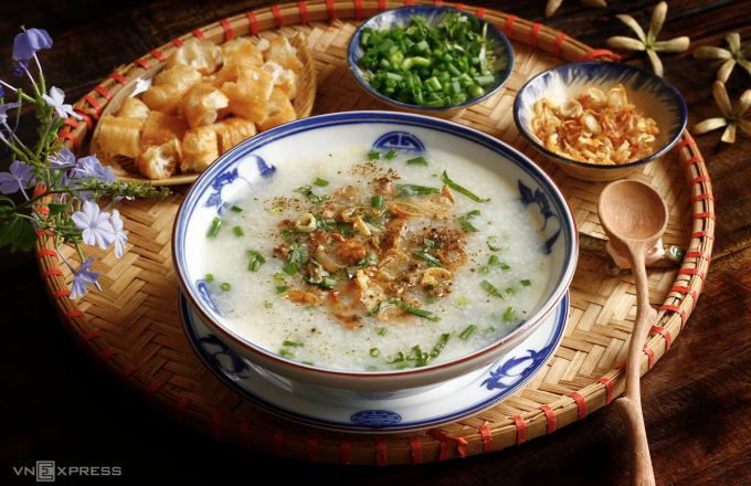 Sau uống rượu, bạn có thể ăn cháo, bánh mì để giảm cảm giác say rượu, nôn nao. Ảnh: Bùi Thủy