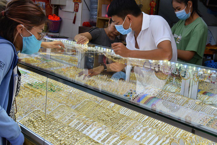 Giá vàng hôm lại nóng lên