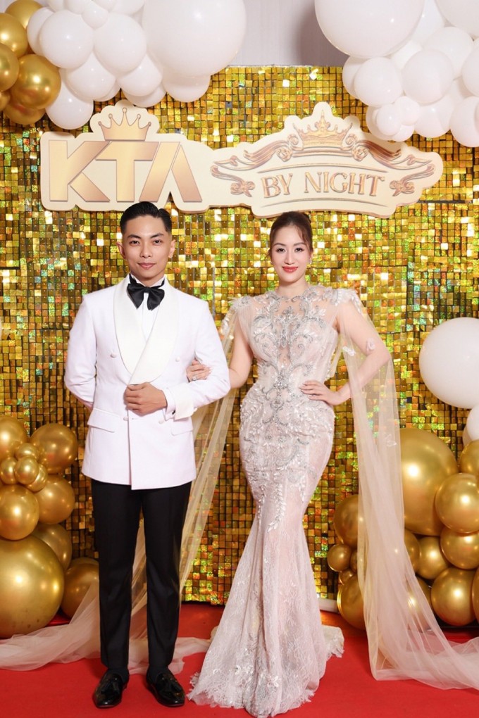 Ảnh sao 4/2: Gia đình Hồ Ngọc Hà diện áo dài đi sự kiện - 5