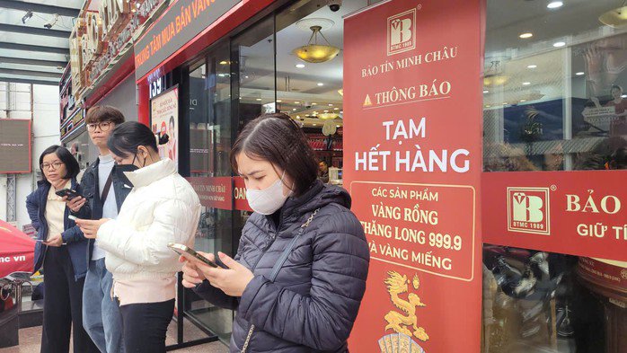 Các cửa hàng vàng, bạc ở Hà Nội luôn trong tình trạng “cháy” hàng vì người mua quá lớn. Ảnh: LÊ THÚY