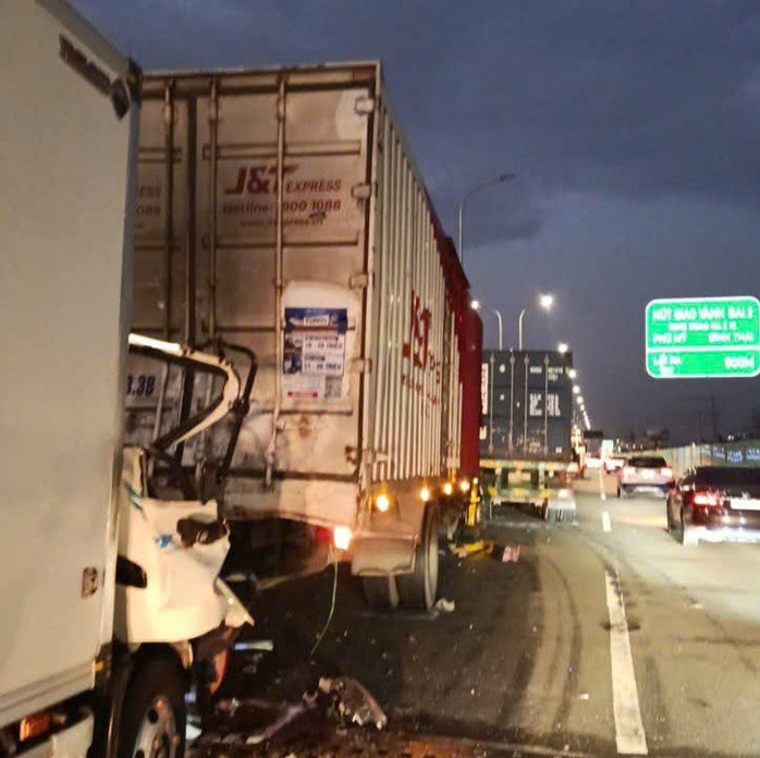 Clip va chạm tóe lửa trên cao tốc TPHCM - Long Thành, 1 tài xế tử vong - 3