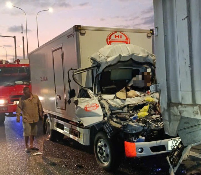 Clip va chạm tóe lửa trên cao tốc TPHCM - Long Thành, 1 tài xế tử vong - 4