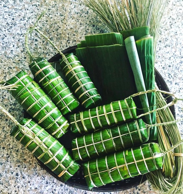 Nếu có thể bạn hãy sắm một chiếc máy hút chân. Bởi các thực phẩm khi được ép chân không đều để được lâu dù để bên ngoài hay bên trong tủ lạnh, và tất nhiên bánh tét cũng không hề ngoại lệ.