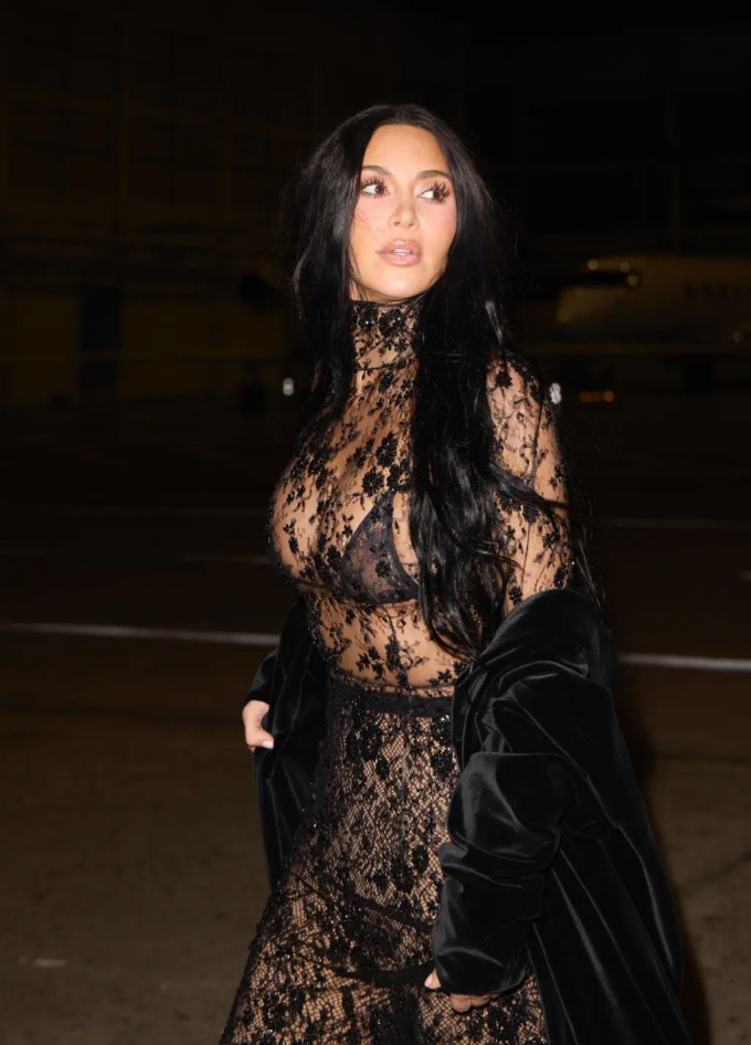 Kim Kardashian mặc bộ đồ ren trong buổi hẹn hò ăn tối với Lewis. Ảnh: Backgrid