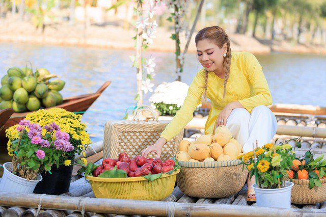 Và hiện tại, nữ ca sĩ cũng phát hành MV âm nhạc "Búp bê miền Tây" để nối dài series ca khúc hits ngày xưa của cô.