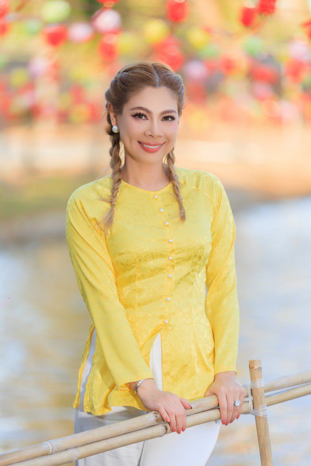 Ở tuổi 49, Thanh Thảo vẫn tự tin làm "búp bê" cùng giọng hát trời cho của cô.