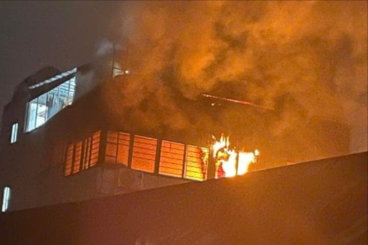 Cháy dữ dội nhà trọ 8 tầng ở Hà Nội - 1