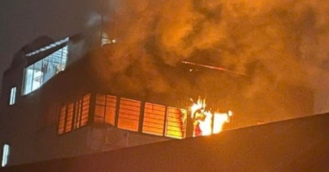 Cháy dữ dội nhà trọ 8 tầng ở Hà Nội