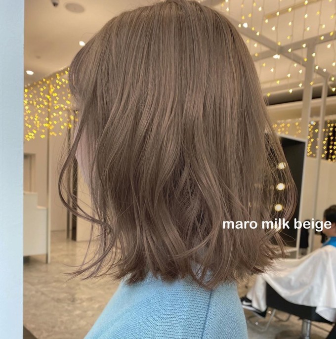 Màu be trà sữa phù hợp cho mái tóc bạc ít, mật độ tóc bạc mọc không quá dày.