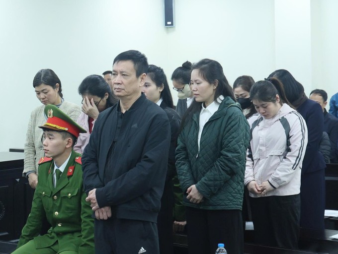 Bị cáo Hải (áo đen) và Hoàn (áo xanh) là 2 chủ mưu buôn lậu, bị đề nghị án cao nhất. Ảnh: Danh Lam