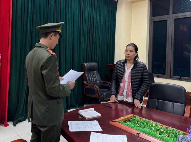 Công an Phú Thọ tống đạt quyết định tố tụng với đối tượng trong vụ án Quách Thị Giang. Ảnh: Công an tỉnh Phú Thọ