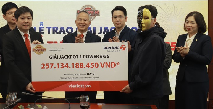 Ông N. nhận giải độc đắc hơn 257 tỷ đồng. (Ảnh: Đại Việt)