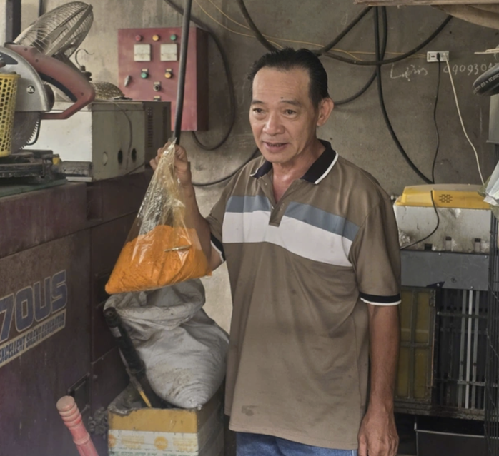 Để xăng nhìn giống thật, đường dây này pha thêm phẩm màu