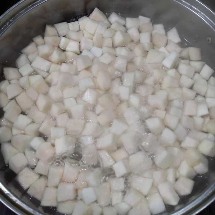 Cùi bửoi cắt nhỏ, luộc sơ cho hết đắng. (Ảnh: Thái Hoài Khánh)