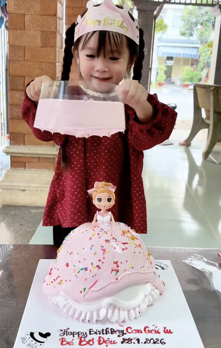 Bánh kem chảy váy công chúa với thiết kế ấn tượng.