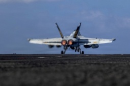 Mỹ bắn hạ máy bay không người lái Iran tiếp cận tàu sân bay