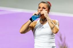 Xuất hiện nữ tay vợt xăm kín mặt, ngổ ngáo không thèm "đếm xỉa" đối thủ