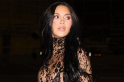 Kim Kardashian mặc xuyên thấu đi chơi với bạn trai mới
