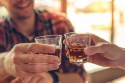 Vì sao uống rượu từ tối hôm trước, sáng hôm sau vẫn còn nồng độ cồn?