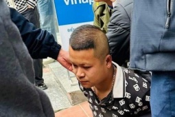 VIDEO: Khống chế nghi phạm xông vào cướp ngân hàng