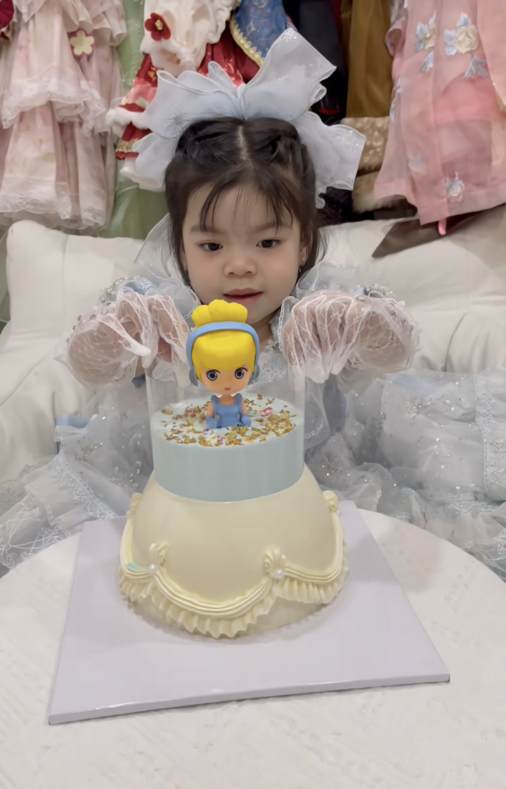 Khoảnh khắc “bung váy” công chúa khiến hàng triệu người xem không thể rời mắt.