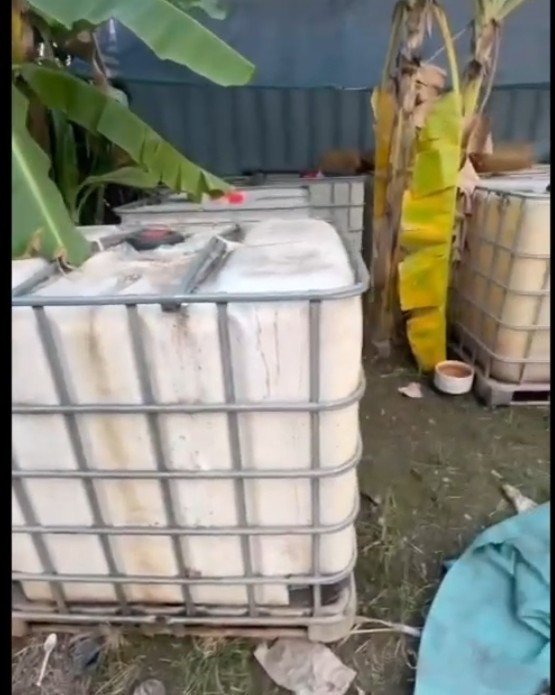 Hình ảnh những bồn dung môi hóa chất chờ pha trộn.