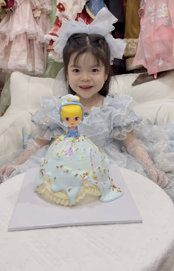 Khoảnh khắc “bung váy” công chúa khiến hàng triệu người xem không thể rời mắt.