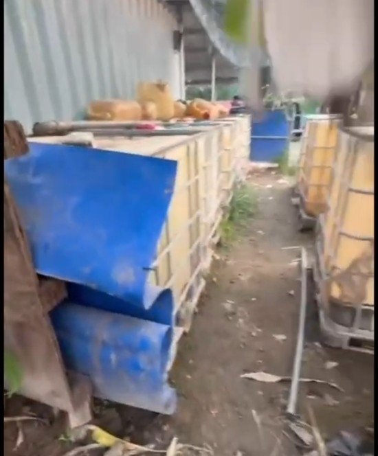 Hình ảnh những bồn dung môi hóa chất chờ pha trộn.