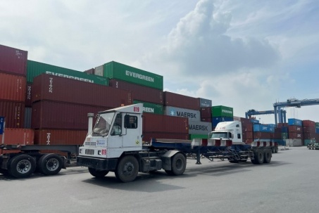 1.200 container hàng hóa ùn ứ tại cảng Cát Lái