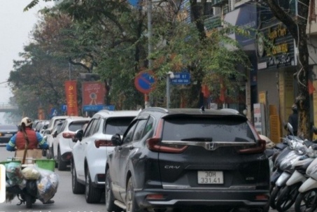 Nhu cầu đi lại dịp cuối năm tăng cao: Nỗi lo từ những "hàng rào" ô tô đỗ trái phép