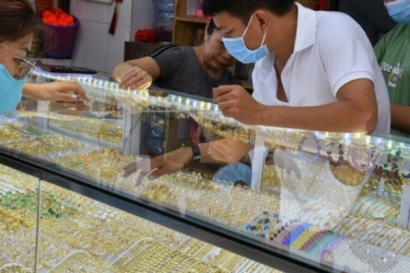 Giá vàng hôm nay 4-2: Bật tăng mạnh trở lại