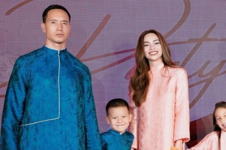 Ảnh sao 4/2: Gia đình Hồ Ngọc Hà diện áo dài đi sự kiện