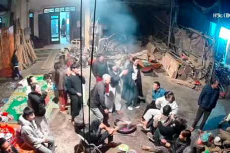 Clip cả họ nhảy cẫng lên khi cháu trai đi xem mắt về khiến dân mạng cười lăn